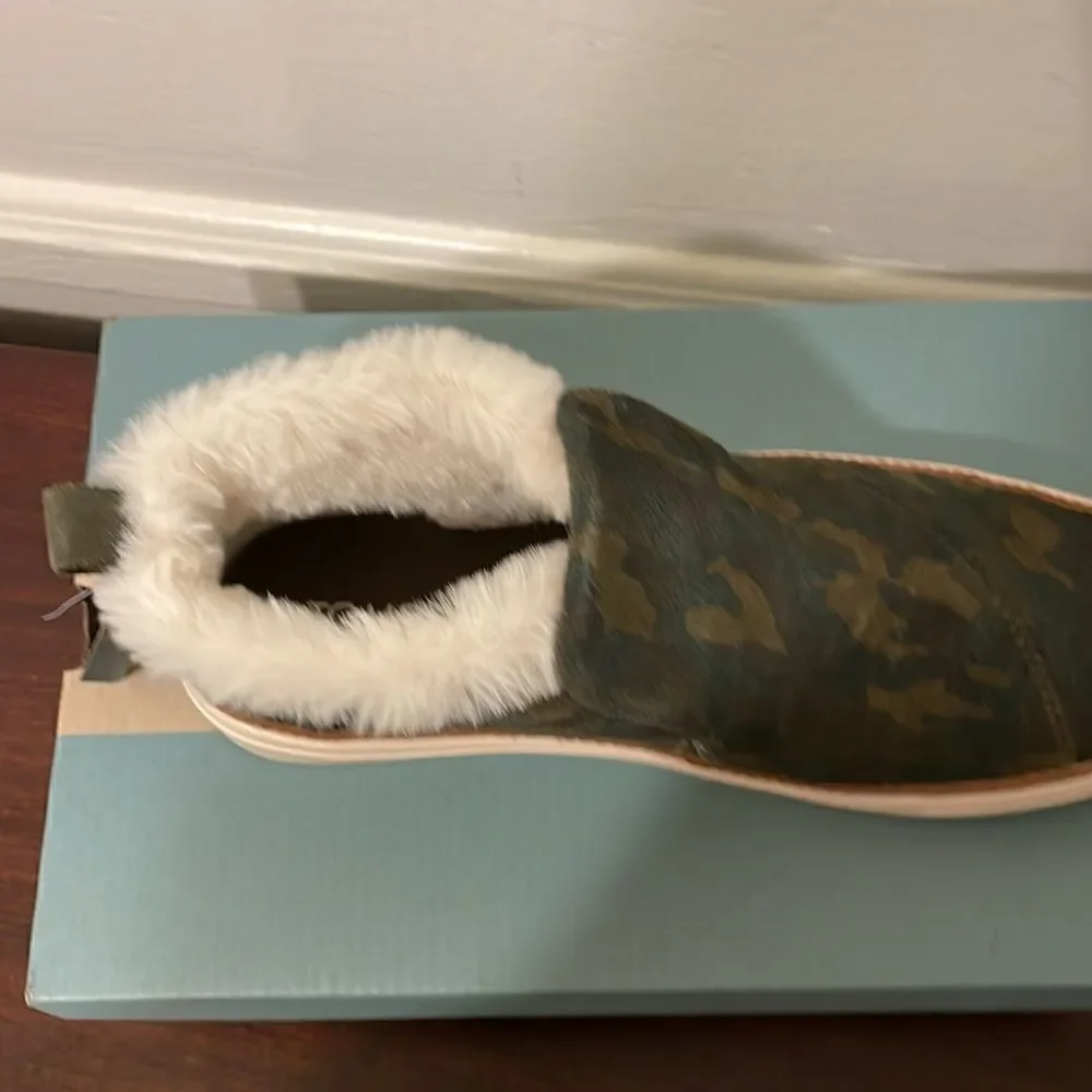 Toms Women’s Paxton faux fur trimmed sneaker size 6; 6,5; 7; 7,5 NIB